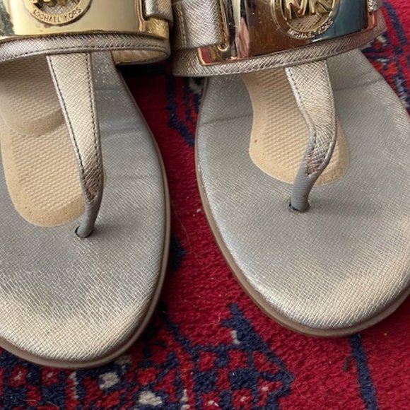 MICHAEL KORS * Gold LEATHER Warren FLIP FLOPS Sandals * EUC * 7-1/2 - Picture 5 of 10